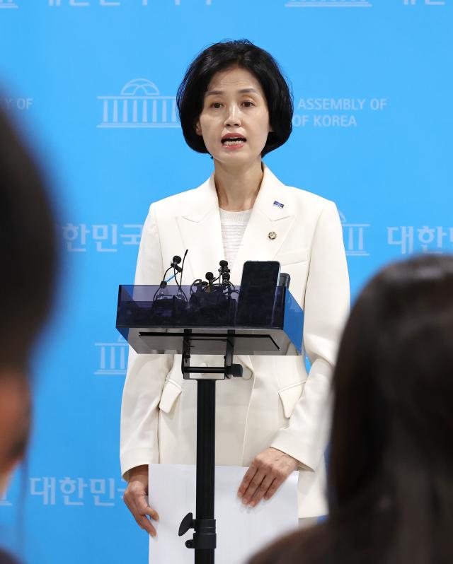 박은정 조국혁신당 의원이 23일 오전 국회 소통관에서 윤석열 대통령과 김건희 여사 쌍특검법 발의 기자회견을 마친 뒤 백브리핑을 통해 취재진에게 추가 설명을 하고 있다 사진연합뉴스