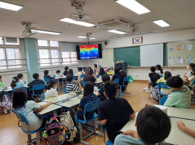 관내 초등학생들이 지구온난화의 해결책으로 탄소중립을 실천할 수 있는 방법 중 하나인 목재 이용을 권장하는 교육을 듣고 있다 사진하남시