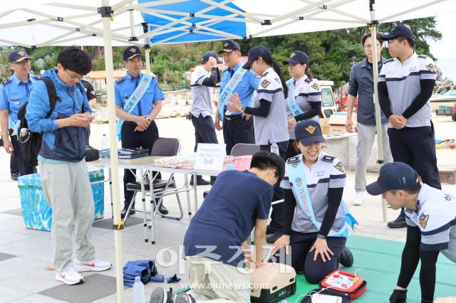 동해해양경찰서 관계자들이 추암해수욕장에서 해양안전 점검과 함께 해양안전 캠페인을 실시하고 있다사진동해해경