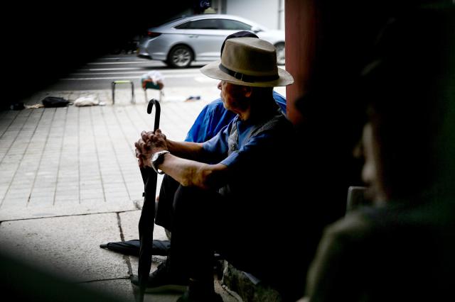 A senior citizen sits and rests at Pagoda Park in Jongno-gu Seoul on July 23 2024 AJU PRESS Kim Dong-woo