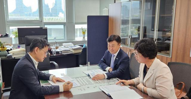 정기명 여수시장이 23일 기재부 행안부를 방문해 내년도 지역현안 국고건의사업에 대한 적극적인 국비 지원을 요청했다 사진여수시