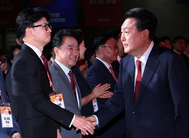 23일 윤석열 대통령이 경기도 고양시 킨텍스에서 열린 국민의힘 제4차 전당대회에 입장하며 한동훈 신임 당대표와 인사하는 모습 사진연합뉴스