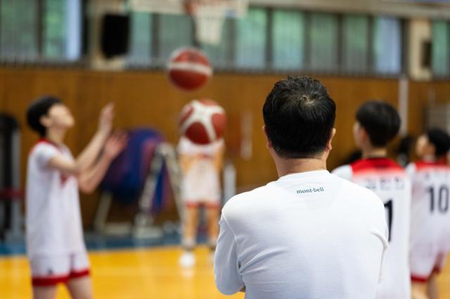 조은희 팀코치가 7월 2일 한준주 수원길중학교에서 농구팀 연습을 지켜보고 있다.