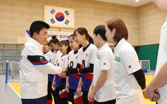 지난 23일 대한장애인체육회 이천선수촌을 방문한 함영주 하나금융그룹 회장왼쪽 첫 번째이 국가대표 골볼 선수단을 격려하는 모습 사진하나금융그룹