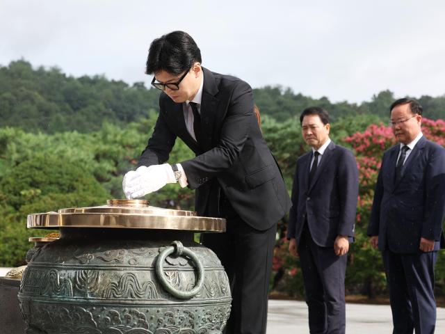 한동훈 국민의힘 대표와 추경호 원내대표 등 신임 지도부가 24일 오전 서울 동작구 국립현충원을 참배 분향하고 있다 사진연합뉴스