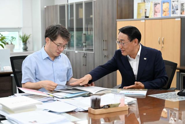 기재부 방문 ‘내년도 국비 확보’ 총력 김동일 예산실장과 이용록 홍성군수우측사진홍성군