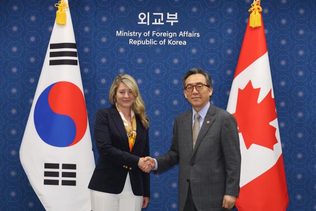 조태열 외교부 장관이 지난 18일 서울 종로구 외교부에서 열린 한-캐나다 외교장관 회담에서 멜라니 졸리 캐나다 외교장관과 악수하고 있다 사진연합뉴스