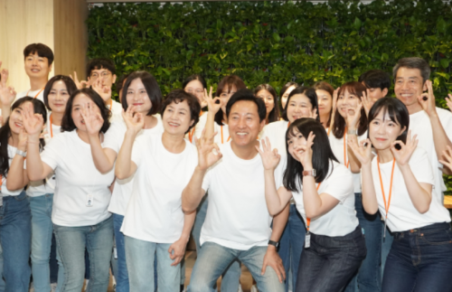 사진설명 오세훈 서울시장이 6일 서울시 자립준비청년 전용공간 '영플러스서울' 개소식에 참석해 자립준비청년들과 사진을 찍고 있다. [사진=서울시]