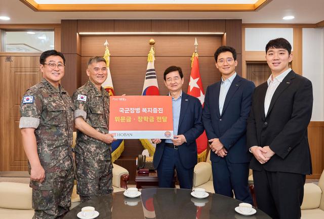 호반그룹 육군 3군단 전달식 기념사진 사진 왼쪽에서 두번째부터 육군 3군단 군단장 김선규 호반그룹 회장 김대헌 호반그룹 기획총괄사장 김민성 호반산업 전무 사진호반그룹 