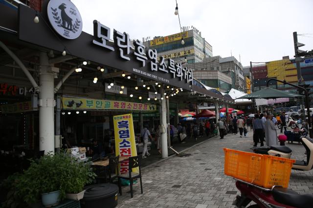 People visit the Moran market Seongnam Gyeonggi Province on July 24 2024 AJU PRESS Han Jun-gu
