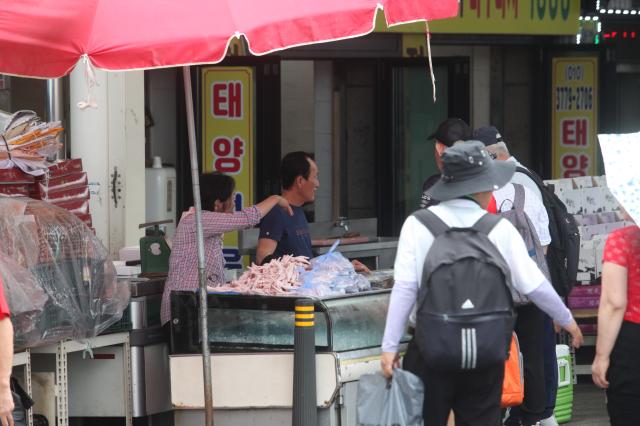 A merchant at Moran Market waves her hand towards a customer in Seongnam Gyeonggi Province July 24 2024 AJU PRESS Han Jun-gu
