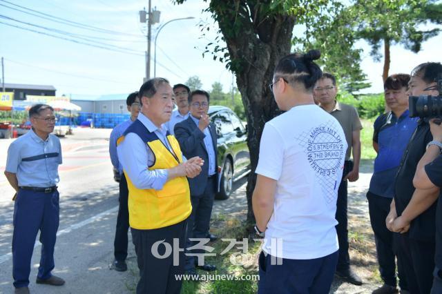 이병선 속초시장가운데이 7월 24일 오전 대포동 주민센터를 시작으로 8개 동 주민센터 및 민생현안 관련 부서 관계자들과 함께하는‘걸어서 민생 속으로’를 진행하고 있다사진속초시