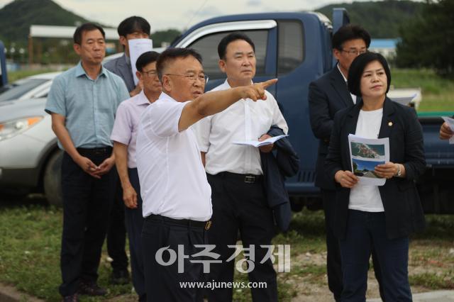 김진하 군수가운데가 양양군의회 의원들을 초청하여 6개 사업장을 대상으로 현장간담회를 개최하고 있다사진양양군