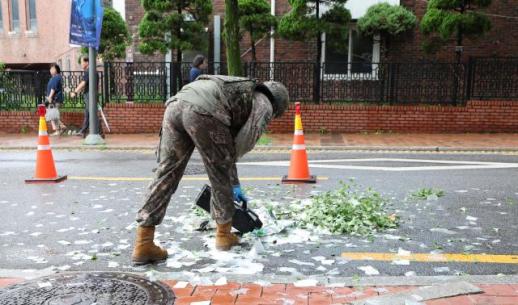 Bóng bẩn của Triều Tiên rơi xuống phía trong Văn phòng Tổng thống Hàn Quốc ở Yongsan