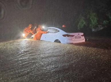 [금사빠의 핀스토리] 폭우 車 피해 320억원…보험료 향방, 손해율에 달렸다