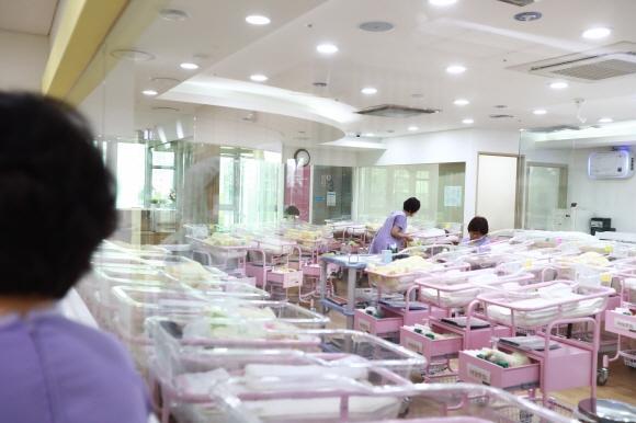 韩国新生儿数量惊现罕见增长 受疫后"结婚潮"影响
