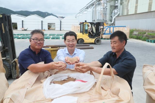 권익현 부안군수가 국산 밀 수매현장을 찾아 농민들과 함께 포즈를 취하고 있다사진부안군