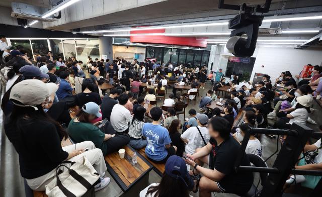 25일 새벽 서울 강남구 위메프 본사가 정산 지연 사태와 관련 상품을 환불받으려는 고객들로 붐비고 있다 사진연합뉴스