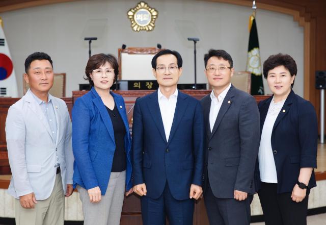 김제시의회가 제9대 후반기 원구성을 마치고 의정활동에 본격 돌입했다
왼쪽부터 오승경 안전개발위원장 이정자 부의장 서백현 의장 전수관 운영위원장 문순자 행정경제위원장사진김제시의회