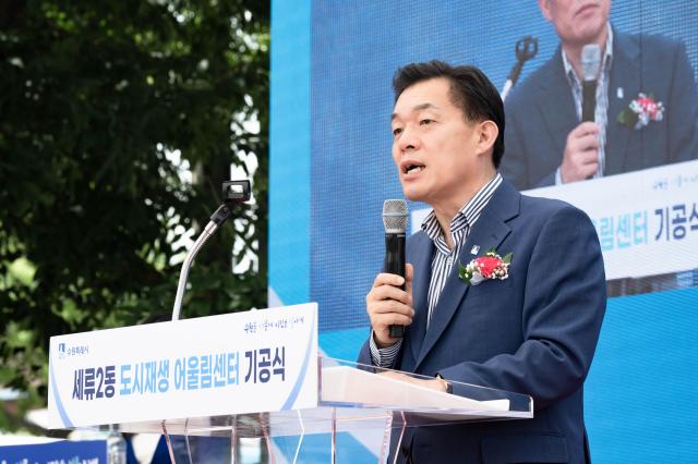 이재준 시장이 기공식에서 축사를 하고 있다사진수원시