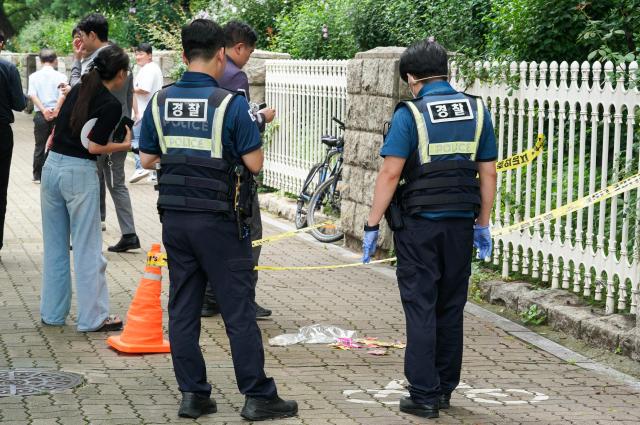 Police set up a cordon around debris from a North Korean trash balloon found near the National Assembly building on July 25 2024 to preserve evidence AJU PRESS Park Jong-hyeok