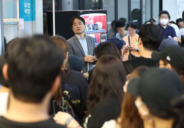 류화현 위메프 대표가 7월 25일 새벽 서울 강남구 위메프 본사에서 정산 지연 사태로 상품을 환불받으려는 고객들을 응대하고 있다 사진연합뉴스 