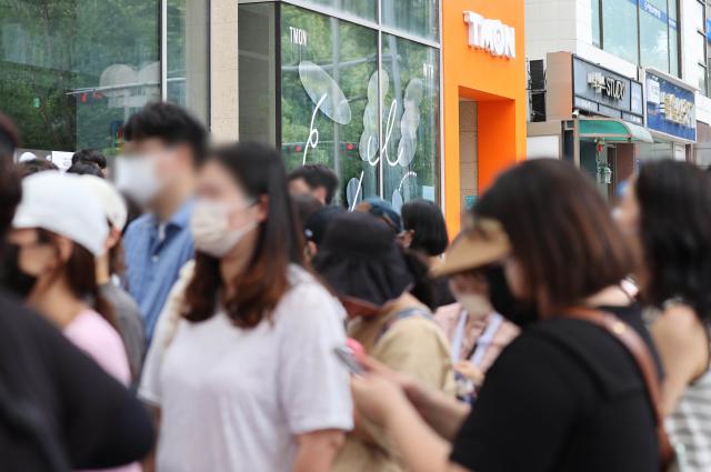 싱가포르 기반의 전자상거래이커머스 플랫폼 큐텐 계열사인 위메프와 티몬 정산 지연 사태가 점차 확산되자 25일 서울 강남구 티몬 본사 앞에서 피해자들이 직원 면담을 요구하며 대책을 논의하고 있다 사진연합뉴스