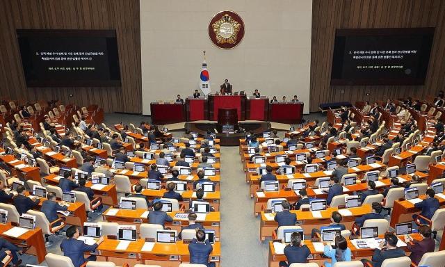 우원식 국회의장이 25일 서울 여의도 국회에서 열린 본회의에서 채상병특검법 재의결 안건을 올리고 있다 사진연합뉴스
