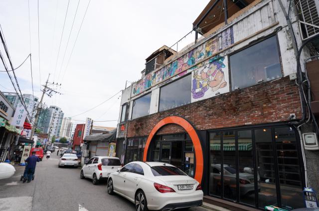 A street view of Seouls Mullae Art Village on July 25 2024 Newly established trendy shops harmonize with traditional metalworking shops AJU PRESS Park Jong-hyeok