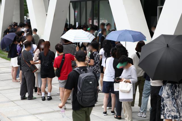 25일 오전 서울 강남구 위메프 본사에서 정산 지연 사태 관련 고객들이 환불 차례를 기다리고 있다 사진연합뉴스