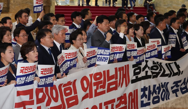 야당 의원들이 25일 본회의를 앞두고 서울 여의도 국회 로텐더홀에서 채상병 특검법에 대한 여당의 찬성표를 촉구하며 구호를 외치고 있다 사진연합뉴스