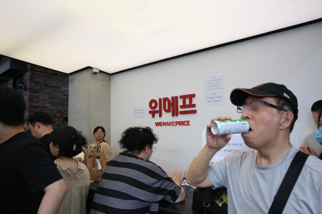 A person fills out a refund application form at WeMakePrice headquarters in Gangnam-gu Seoul July 25 2024 AJU PRESS Han Jun-gu