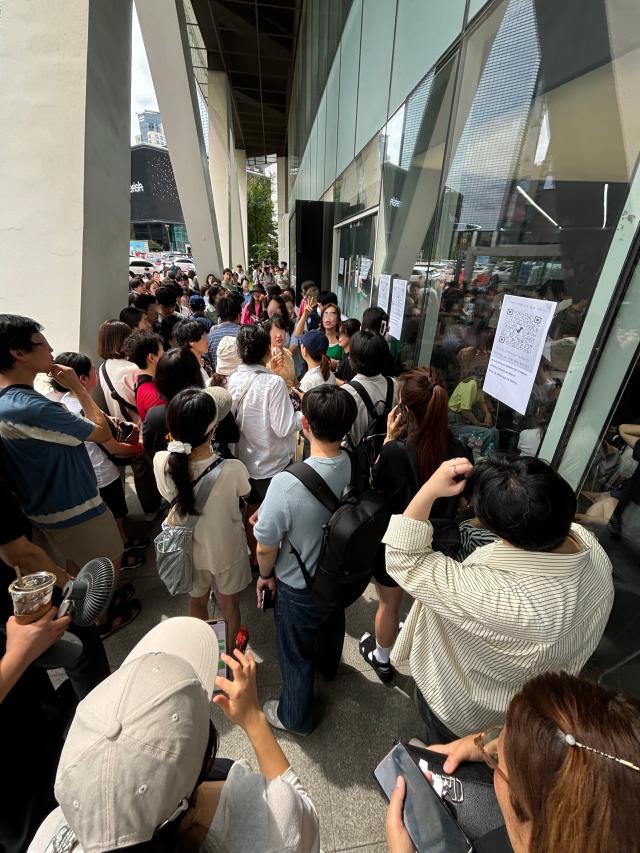 People gather for refunds at WeMakePrice headquarters in Gangnam-gu Seoul July 25 2024 AJU PRESS Han Jun-gu