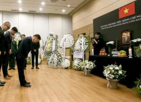 Chủ tịch AJU News Corporation và Giám đốc AJU Press viếng Tổng bí thư Nguyễn Phú Trọng tại Đại sứ quán Việt Nam tại Hàn Quốc