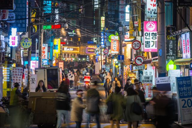 Đưởng phố Myeongdong Seoul tấp nhập người qua lại ẢnhGetty Images Bank