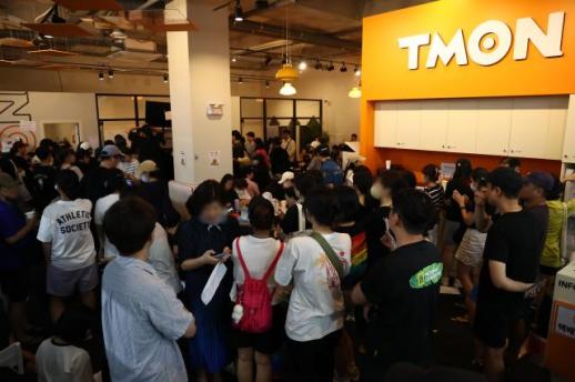Amid e-commerce settlement dispute, Tmon begins refunds after customers occupy office