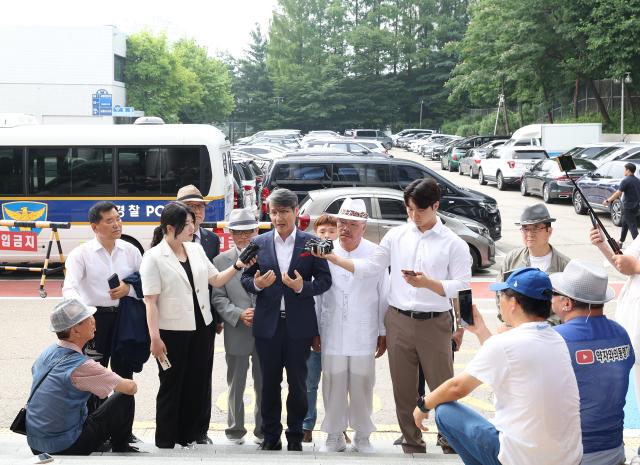 최재영 목사가 지난 4일 오전 서울 서초경찰서에서 윤석열 대통령 부인 김건희 여사에게 명품 가방을 건네는 장면을 몰래 촬영해 인터넷에 유포한 혐의 관련 피고발인 조사를 받기 전 취재진 질문에 답하고 있다 사진연합뉴스