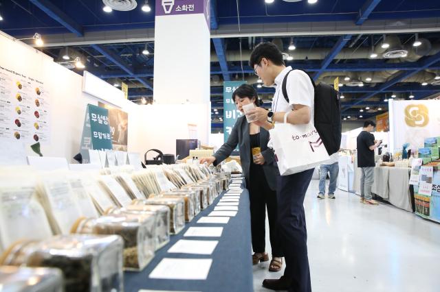 An official explains products to a visitor at the Agri  Food Tech Start-up Rising Expo 2024 AFRO 2024 held at COEX in Seoul on July 25 2024 AJU PRESS Han Jun-gu 