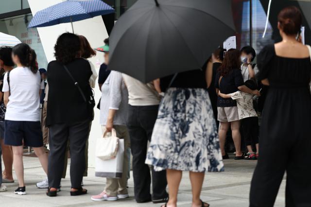 25일 오전 서울 강남구 위메프 본사에서 정산 지연 사태 관련 고객들이 환불 차례를 기다리고 있다 사진연합뉴스