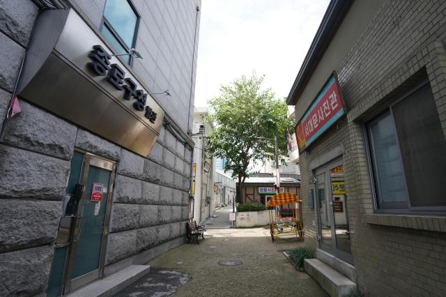 Jongno-gu Office Annex and Donuimun Museum Village separated by a narrow street photographed on July 26 2024 The annex building blocks much of the museum village from view on nearby main roads AJU PRESS Park Jong-hyeok