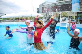 PHOTOS: Seoul Summer Beach transforms Gwanghwamun into urban water park