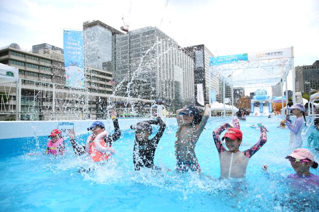 Kids splash water at the 2024 Seoul Summer Beach in Gwanghwamun Square Seoul on July 26 2024 AJU PRESS Han Jun-gu