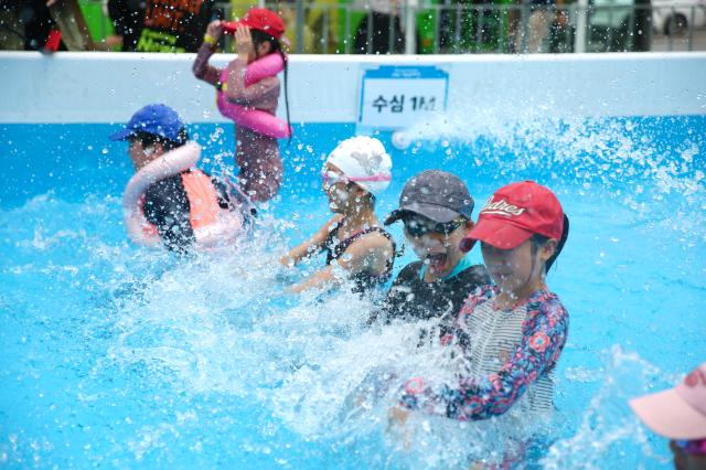 Kids splash water at the 2024 Seoul Summer Beach in Gwanghwamun Square Seoul on July 26 2024 AJU PRESS Han Jun-gu