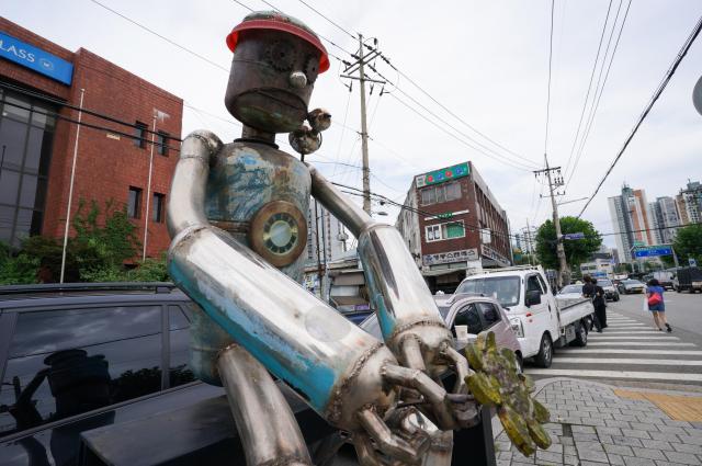 An iconic metal sculpture in Seouls Mullae Art Village photographed on July 25 2024 AJU PRESS Park Jong-hyeok