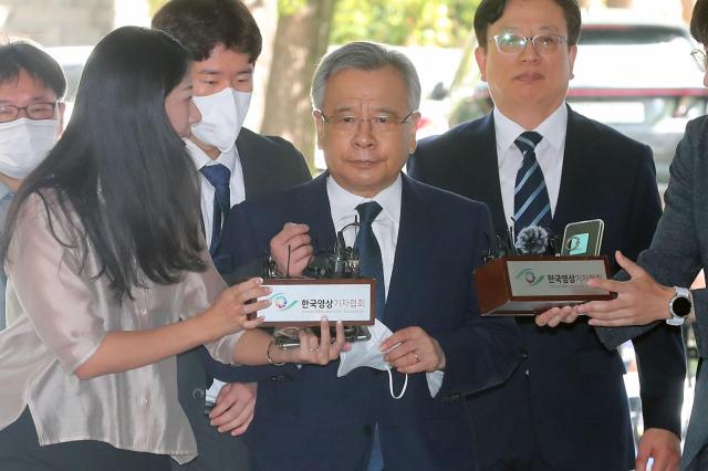 대장동 민간 개발업자들을 돕는 대가로 금품을 수수했다는 이른바 50억 클럽 의혹을 받는 박영수 전 특별검사가 3일 오전 서울 서초구 서울중앙지법에서 열리는 구속 전 피의자 심문영장실질심사을 받기 위해 법정에 출석하고 있다 20230803사진유대길 기자 dbeorlf123ajunewscom