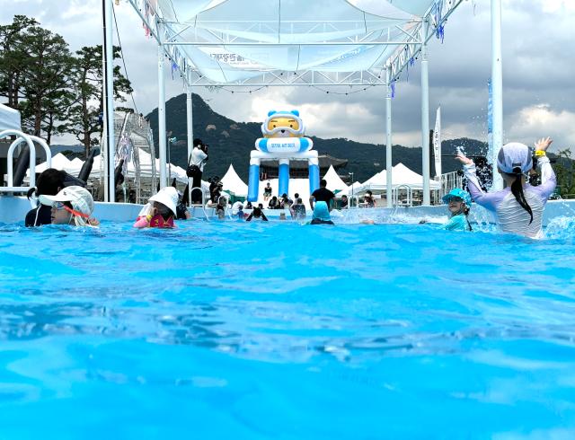 Kids play in the pool at the 2024 Seoul Summer Beach in Gwanghwamun Square Seoul on July 26 2024 AJU PRESS Han Jun-gu