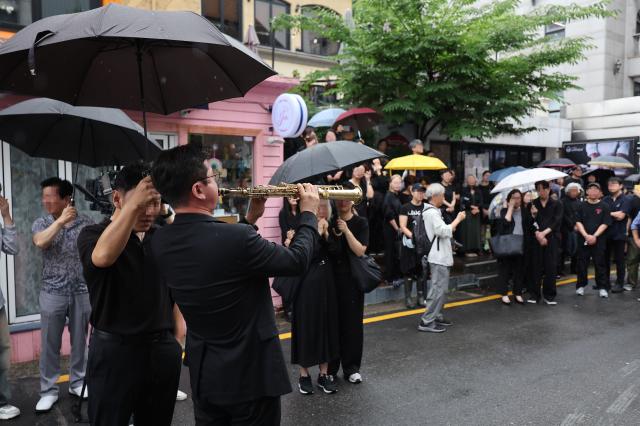 가수 김민기를 보내고 빗속 연주 
    서울연합뉴스 박동주 기자  대학로 소극장의 상징 학전을 30여년간 운영하며 후배 예술인을 배출해 온 가수 김민기의 발인식이 엄수된 24일 오전 서울 종로구 아르코꿈밭극장 앞에서 색소포니스트 이인권씨 김민기의 곡 아름다운 사람을 