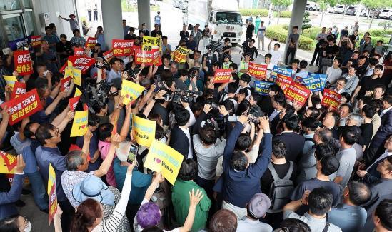 김관영 전북특별자치도지사가 26일 완주군을 방문한 가운데 완주·전주 통합반대를 외치는 군민들의 거센 저항을 받고 있다사진연합뉴스