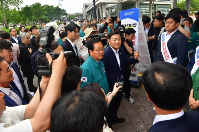 완주군을 방문한 김관영 전북특별자치도지사가 완주군의회 앞에서 항의하는 군의원들의 저지에 부딪혀 군의회로 들어가지 못하고 있다사진완주군의회