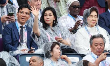 [파리올림픽 2024] 개회식장에 착석한 김재열·이서현·홍라희